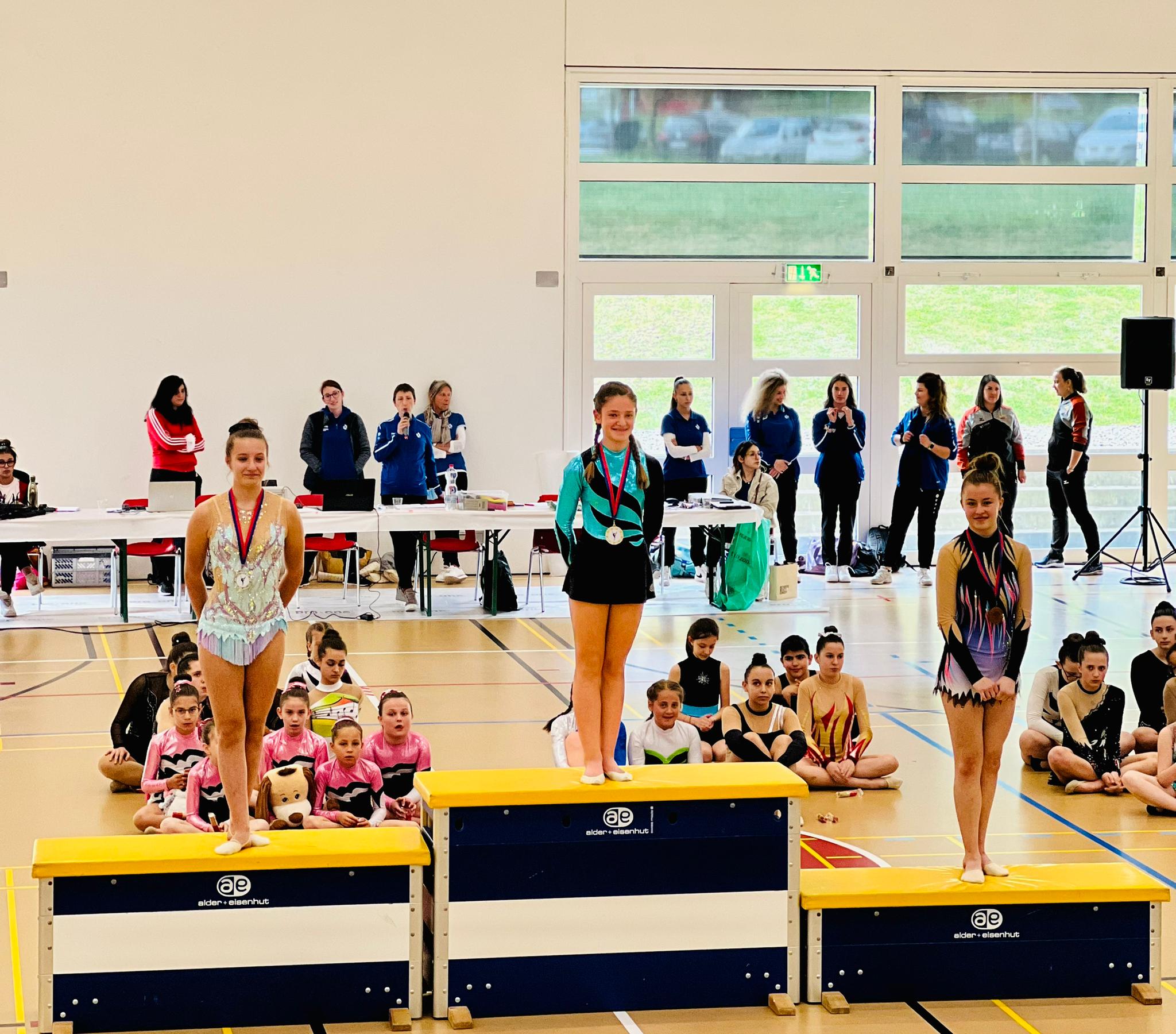 Ginnaste della Società Federale Ginnastica Bodio durante una premiazione
